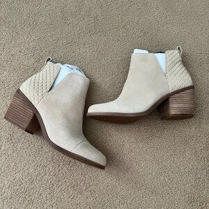 NWT Toms Everly cutout boot in oatmeal suede 10M